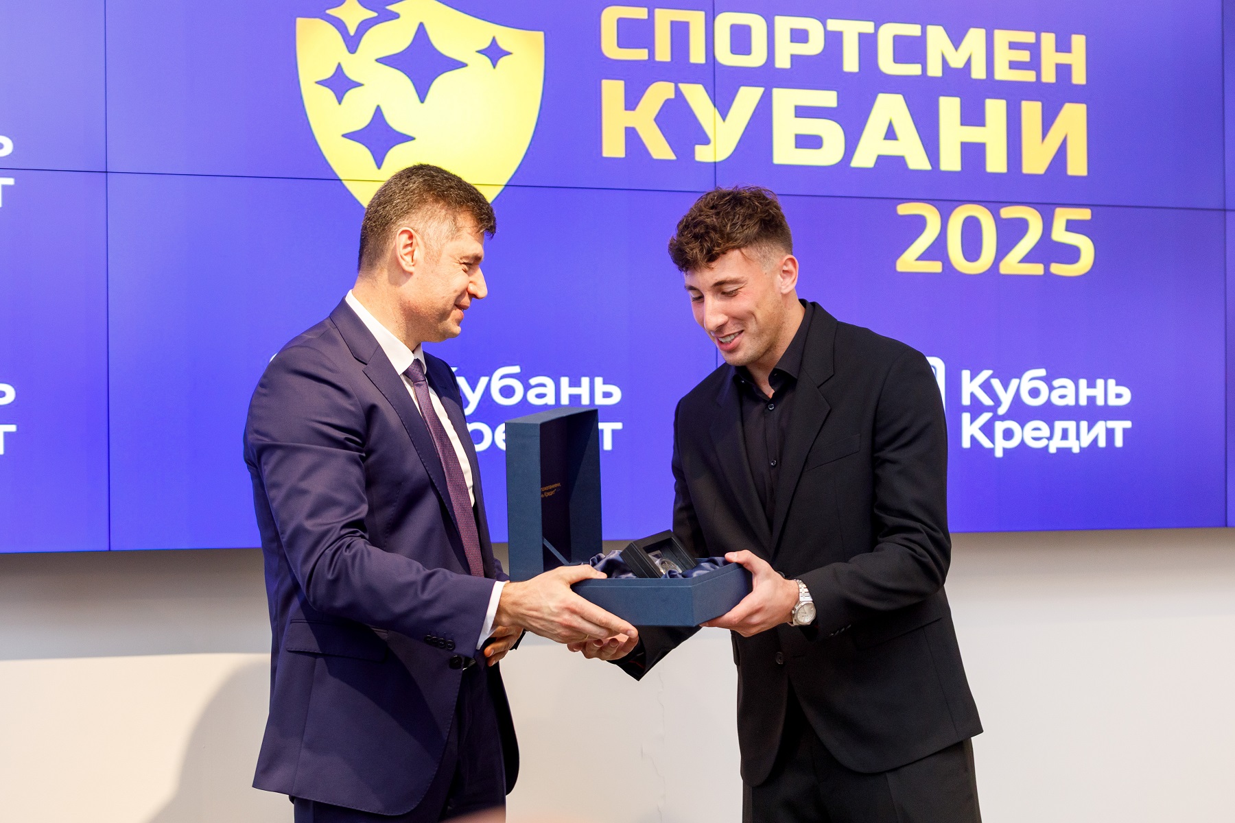«Кубань Кредит» поздравил вратаря «Краснодара» Станислава Агкацева с победой в премии «Спортсмен Кубани»