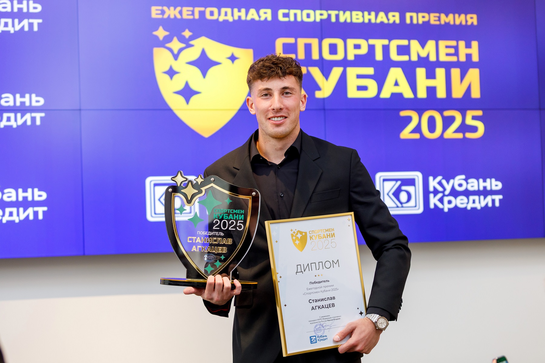 «Кубань Кредит» поздравил вратаря «Краснодара» Станислава Агкацева с победой в премии «Спортсмен Кубани»