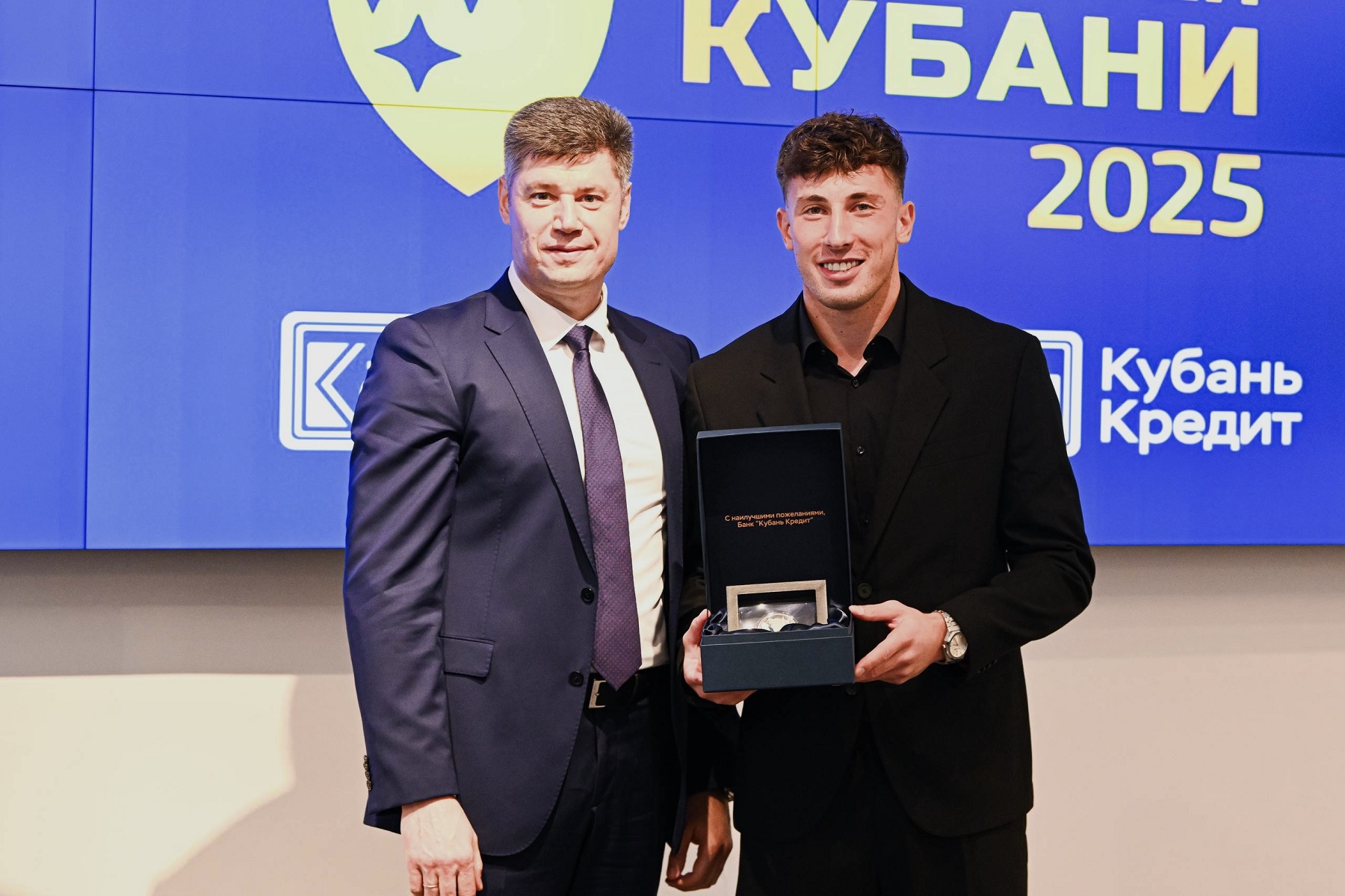 «Кубань Кредит» поздравил вратаря «Краснодара» Станислава Агкацева с победой в премии «Спортсмен Кубани»